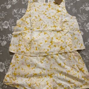 Women’s yellow daisy short set NWT